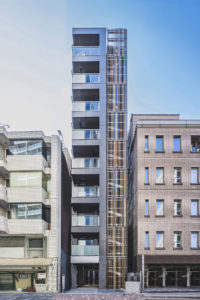 建築写真撮影　竣工写真撮影　集合住宅　マンションなど　建築竣工写真　リフォーム写真　建築カメラマン 建築写真きれい　建築カメラマン 神奈川　東京　千葉　埼玉　竣工写真　建築写真家　建築写真きれい　集合住宅撮影　エントランスの階段　建築　画像リタッチ　電線消し画像処理　赤坂田町ビル　外観２