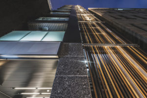 建築写真撮影　竣工写真撮影　集合住宅　マンションなど　建築竣工写真　リフォーム写真　建築カメラマン 建築写真きれい　建築カメラマン 神奈川　東京　千葉　埼玉　竣工写真　建築写真家　建築写真きれい　集合住宅撮影　エントランスの階段　建築　画像リタッチ　電線消し画像処理　赤坂田町ビル　外観３