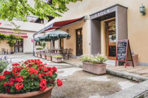 建築写真撮影　竣工写真撮影　建築カメラマン 建築写真きれい　店舗の綺麗な写真　建築カメラマン 神奈川　東京　千葉　埼玉　竣工写真　建築写真家　建築写真きれい　レストラン撮影　店舗撮影　商業施設の撮影　レストラン竣工写真　画像リタッチ　電線消し画像処理　テラスと花