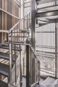 建築写真撮影　竣工写真撮影　集合住宅　マンションなど　建築竣工写真　リフォーム写真　建築カメラマン 建築写真きれい　建築カメラマン 神奈川　東京　千葉　埼玉　竣工写真　建築写真家　建築写真きれい　集合住宅撮影　エントランスの階段　建築　画像リタッチ　電線消し画像処理　赤坂田町ビル　階段