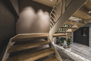 建築写真撮影　竣工写真撮影　集合住宅　マンションなど　建築竣工写真　リフォーム写真　建築カメラマン 建築写真きれい　建築カメラマン 神奈川　東京　千葉　埼玉　竣工写真　建築写真家　建築写真きれい　集合住宅撮影　エントランスの階段　建築　画像リタッチ　電線消し画像処理　カレッジコート茨城大学前　階段