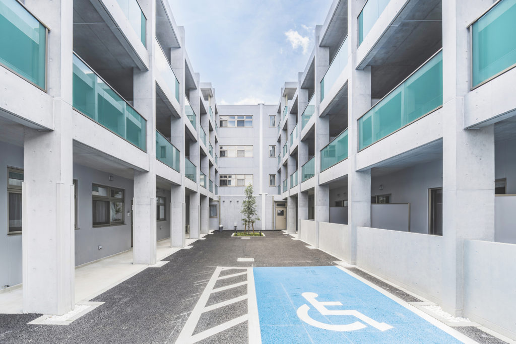 建築写真撮影　竣工写真撮影　建築カメラマン 建築写真きれい　病院の綺麗な写真　建築カメラマン 神奈川　東京　千葉　埼玉　竣工写真　病院の撮影　病院・老人ホーム・医療センターなどの医療施設の建築写真　建築写真家　建築写真きれい　医療施設の撮影　建築　画像リタッチ　電線消し画像処理　病院の中庭