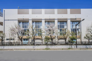 建築写真撮影　竣工写真撮影　建築カメラマン 建築写真きれい　学校の綺麗な写真　建築カメラマン 神奈川　東京　千葉　埼玉　竣工写真　学校外装内装撮影　学校撮影　学校・幼稚園・図書館などの公共施設の建築写真　建築写真家　建築写真きれい　公共施設の撮影　建築　画像リタッチ　電線消し画像処理　学校と桜