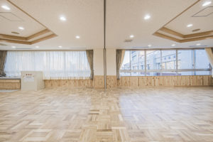 建築写真撮影　竣工写真撮影　建築カメラマン 建築写真きれい　学校の綺麗な写真　建築カメラマン 神奈川　東京　千葉　埼玉　竣工写真　学校外装内装撮影　学校撮影　学校・幼稚園・図書館などの公共施設の建築写真　建築写真家　建築写真きれい　公共施設の撮影　建築　画像リタッチ　電線消し画像処理　大きな教室