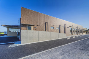 建築写真撮影　竣工写真撮影　建築カメラマン 建築写真きれい　綺麗な建築写真　建築カメラマン 神奈川　東京　千葉　埼玉　竣工写真　学校外装内装撮影　学校撮影　学校・幼稚園・図書館などの公共施設の建築写真　建築写真家　建築写真きれい　公共施設の撮影　建築　画像リタッチ　電線消し画像処理　幼稚園、保育園の竣工写真　青空加工