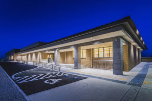 建築写真撮影　竣工写真撮影　建築カメラマン 建築写真きれい　綺麗な建築写真　建築カメラマン 神奈川　東京　千葉　埼玉　竣工写真　学校外装内装撮影　学校撮影　学校・幼稚園・図書館などの公共施設の建築写真　建築写真家　建築写真きれい　公共施設の撮影　建築　画像リタッチ　電線消し画像処理　幼稚園、保育園の竣工写真　保育園トイレ　夜景エントランス