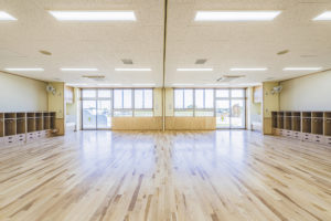 建築写真撮影　竣工写真撮影　建築カメラマン 建築写真きれい　綺麗な建築写真　建築カメラマン 神奈川　東京　千葉　埼玉　竣工写真　学校外装内装撮影　学校撮影　学校・幼稚園・図書館などの公共施設の建築写真　建築写真家　建築写真きれい　公共施設の撮影　建築　画像リタッチ　電線消し画像処理　幼稚園、保育園の竣工写真　年長組教室