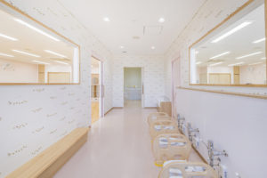 建築写真撮影　竣工写真撮影　建築カメラマン 建築写真きれい　綺麗な建築写真　建築カメラマン 神奈川　東京　千葉　埼玉　竣工写真　学校外装内装撮影　学校撮影　学校・幼稚園・図書館などの公共施設の建築写真　建築写真家　建築写真きれい　公共施設の撮影　建築　画像リタッチ　電線消し画像処理　幼稚園、保育園の竣工写真　保育園トイレ