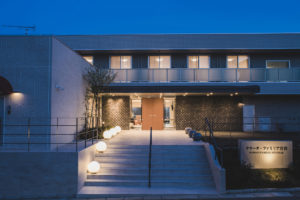 建築写真撮影　竣工写真撮影　建築カメラマン 建築写真きれい　病院の綺麗な写真　建築カメラマン 神奈川　東京　千葉　埼玉　竣工写真　病院／クリニック撮影　病院・歯科医院　医療施設の建築写真　建築写真家　建築写真きれい　特別養護老人ホームの撮影　施工写真　画像リタッチ　電線消し画像処理　病院の外観　夜景玄関