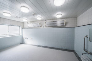 建築写真撮影　竣工写真撮影　建築カメラマン 建築写真きれい　ケアハウス・病院の綺麗な写真　建築カメラマン 神奈川　東京　千葉　埼玉　竣工写真　病院／老人ホームの撮影　病院・老人ホーム・医療センターなどの医療施設の建築写真　建築写真家　建築写真きれい　医療施設の撮影　建築　浴室