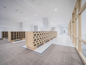 建築写真撮影　竣工写真撮影　建築カメラマン 建築写真きれい　学校の綺麗な写真　建築カメラマン 神奈川　東京　千葉　埼玉　竣工写真　学校外装内装撮影　学校撮影　学校・幼稚園・図書館などの公共施設の建築写真　建築写真家　建築写真きれい　公共施設の撮影　建築　画像リタッチ　電線消し画像処理　エントランス　特徴的な下駄箱