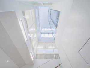 建築写真撮影　竣工写真撮影　建築カメラマン 建築写真きれい　学校の綺麗な写真　建築カメラマン 神奈川　東京　千葉　埼玉　竣工写真　学校外装内装撮影　学校撮影　学校・幼稚園・図書館などの公共施設の建築写真　建築写真家　建築写真きれい　公共施設の撮影 白い吹き抜け下から