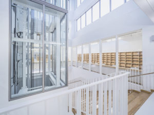 建築写真撮影　竣工写真撮影　建築カメラマン 建築写真きれい　学校の綺麗な写真　建築カメラマン 神奈川　東京　千葉　埼玉　竣工写真　学校外装内装撮影　学校撮影　学校・幼稚園・図書館などの公共施設の建築写真　建築写真家　建築写真きれい　公共施設の撮影　エレベーター