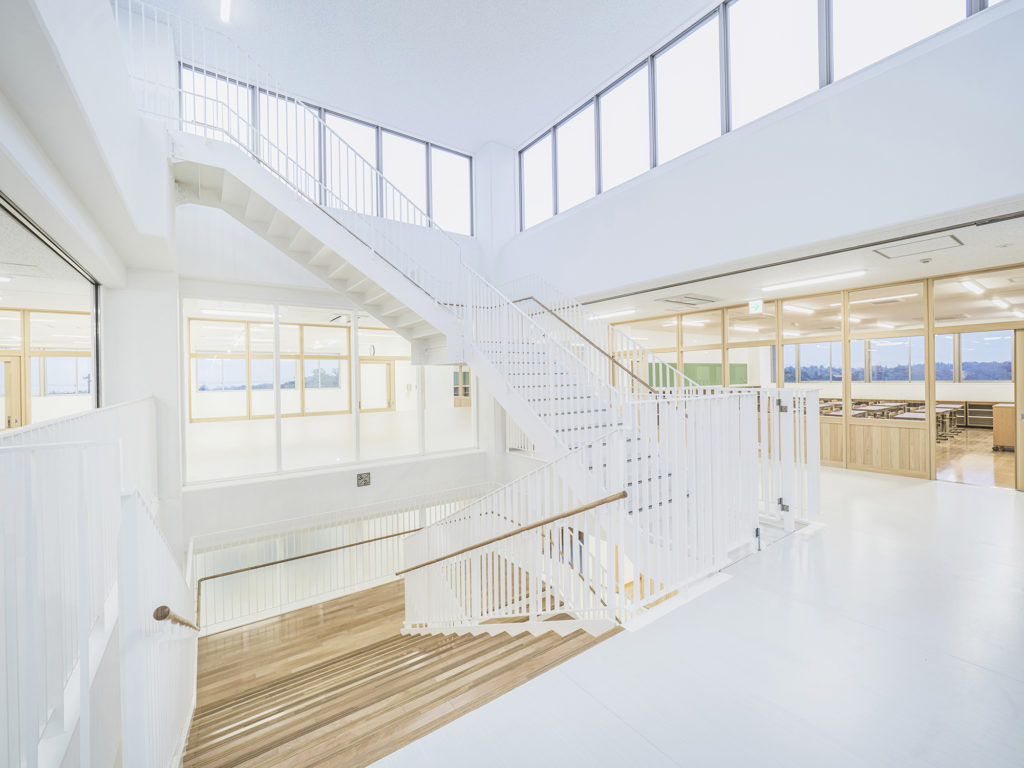 建築写真撮影　竣工写真撮影　建築カメラマン 建築写真きれい　学校の綺麗な写真　建築カメラマン 神奈川　東京　千葉　埼玉　竣工写真　学校外装内装撮影　学校撮影　学校・幼稚園・図書館などの公共施設の建築写真　建築写真家　建築写真きれい　公共施設の撮影　建築　画像リタッチ　電線消し画像処理 真っ白階段