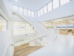 建築写真撮影　竣工写真撮影　建築カメラマン 建築写真きれい　学校の綺麗な写真　建築カメラマン 神奈川　東京　千葉　埼玉　竣工写真　学校外装内装撮影　学校撮影　学校・幼稚園・図書館などの公共施設の建築写真　建築写真家　建築写真きれい　公共施設の撮影　建築　画像リタッチ　電線消し画像処理 真っ白階段