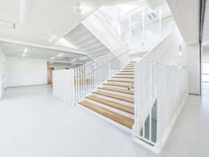 建築写真撮影　竣工写真撮影　建築カメラマン 建築写真きれい　学校の綺麗な写真　建築カメラマン 神奈川　東京　千葉　埼玉　竣工写真　学校外装内装撮影　学校撮影　学校・幼稚園・図書館などの公共施設の建築写真　建築写真家　建築写真きれい 階段