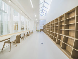 建築写真撮影　竣工写真撮影　建築カメラマン 建築写真きれい　学校の綺麗な写真　建築カメラマン 神奈川　東京　千葉　埼玉　竣工写真　学校外装内装撮影　学校撮影　学校・幼稚園・図書館などの公共施設の建築写真　建築写真家　建築写真きれい　公共施設の撮影　図書室入り口