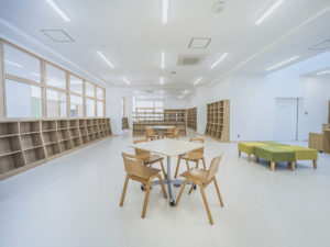 建築写真撮影　竣工写真撮影　建築カメラマン 建築写真きれい　学校の綺麗な写真　建築カメラマン 神奈川　東京　千葉　埼玉　竣工写真　学校外装内装撮影　学校撮影　学校・幼稚園・図書館などの公共施設の建築写真　建築写真家　建築写真きれい　公共施設の撮影 図書室と椅子