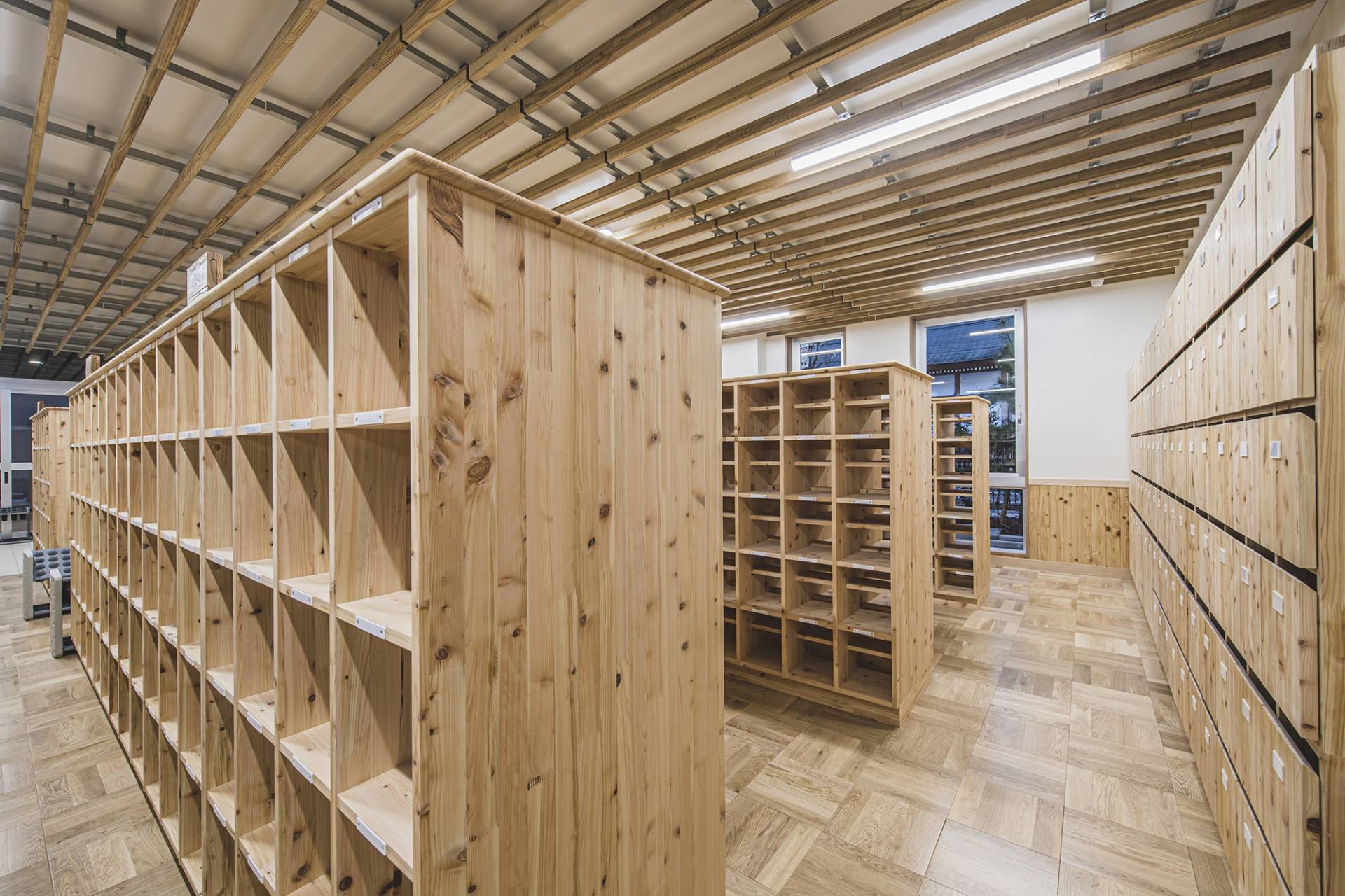 建築写真撮影　竣工写真撮影　建築カメラマン 建築写真きれい　学校の綺麗な写真　建築カメラマン 神奈川　東京　千葉　埼玉　竣工写真　学校外装内装撮影　学校撮影　学校・幼稚園・図書館などの公共施設の建築写真　建築写真家　建築写真きれい　公共施設の撮影　建築　画像リタッチ　電線消し画像処理　エントランス下駄箱